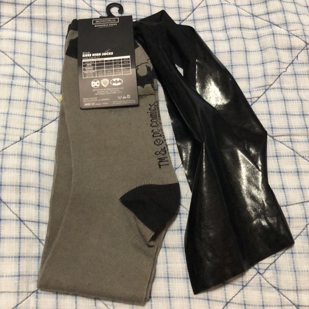BioWorld | Knee High Batman Socks with Cape - Picture 3 of 8